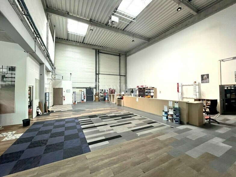 Light Industrial in Villeneuve-la-Garenne to rent - Interior Photo - Image 2 of 10
