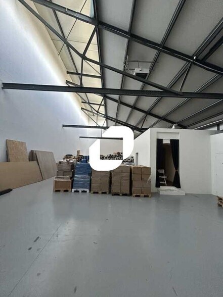 Light Industrial in Saint-Denis to rent - Interior Photo - Image 1 of 10