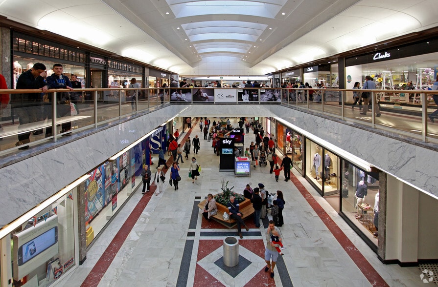 Prince Charles Dr, London to rent - Interior Photo - Image 2 of 5