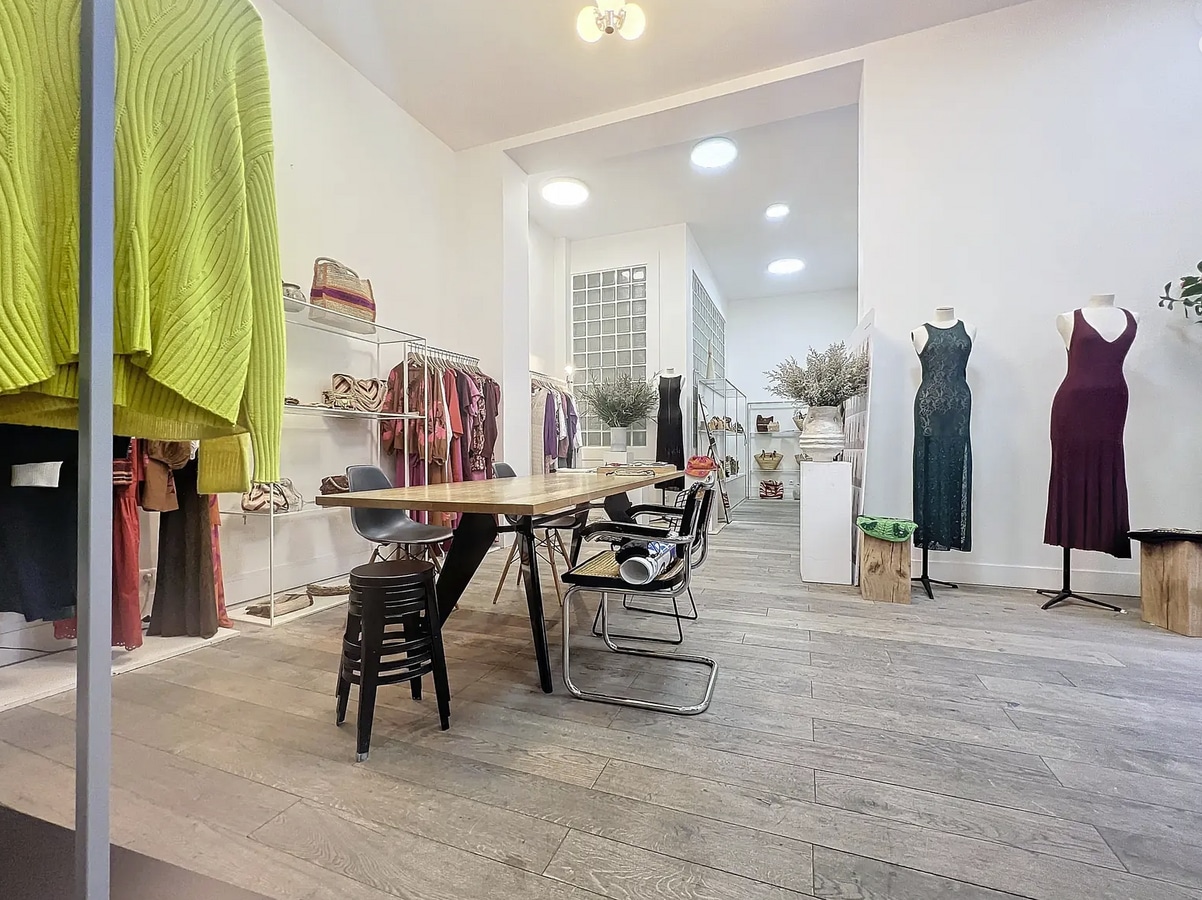 Paris, PAR 75002 - - - Interior Photo - Image 2 of 4