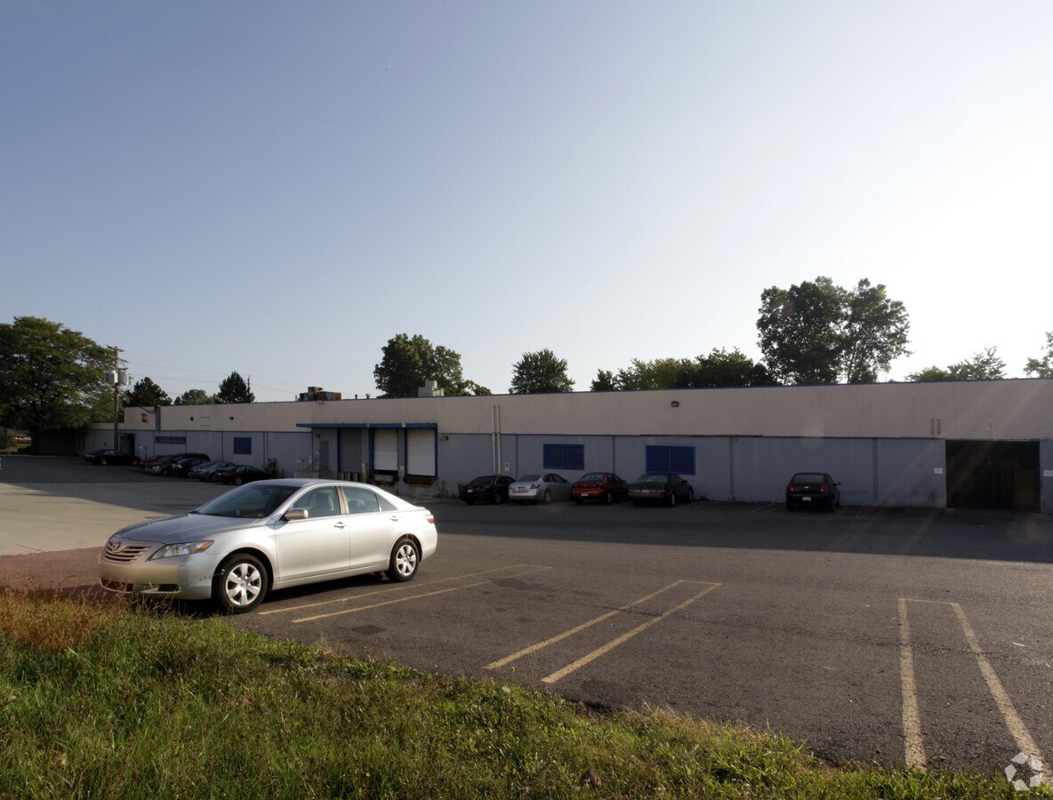 30111 Schoolcraft Rd, Livonia 48150