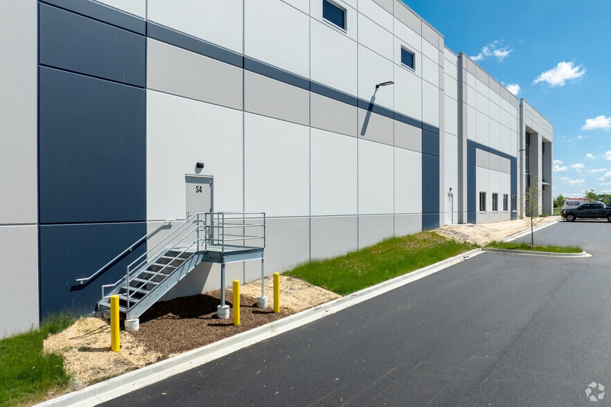 1401 N. Kirk Road, Batavia, IL to rent - Building Photo - Image 3 of 12