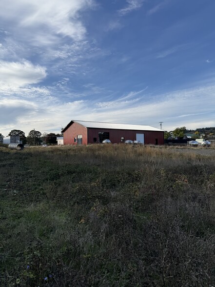 200 Running Dogs Ln, Saint Helens, OR for rent - Building Photo - Image 1 of 13