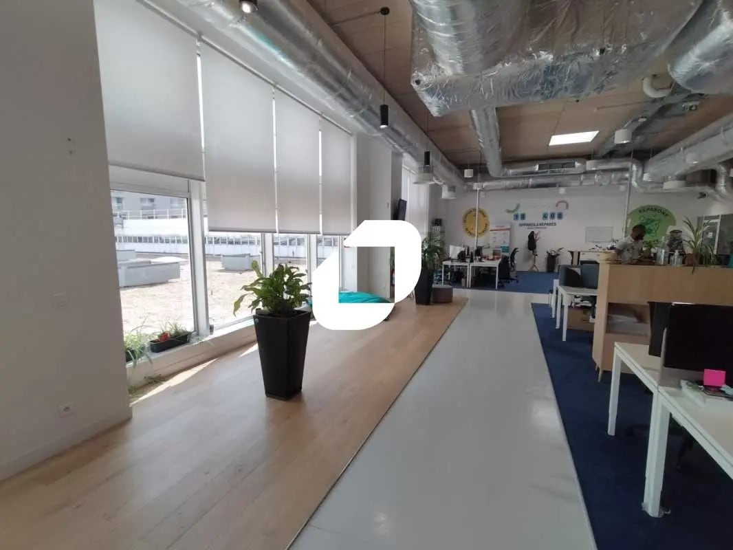 Office in Montreuil to rent Interior Photo- Image 1 of 16