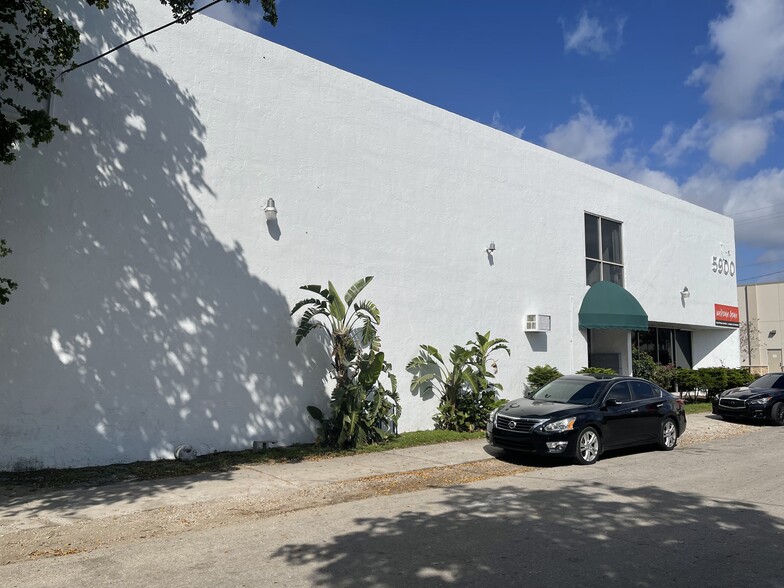 5900-5904 Dewey St, Hollywood, FL for rent - Building Photo - Image 2 of 8