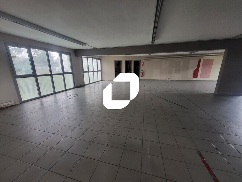 Retail in Houilles to rent - Interior Photo - Image 2 of 13
