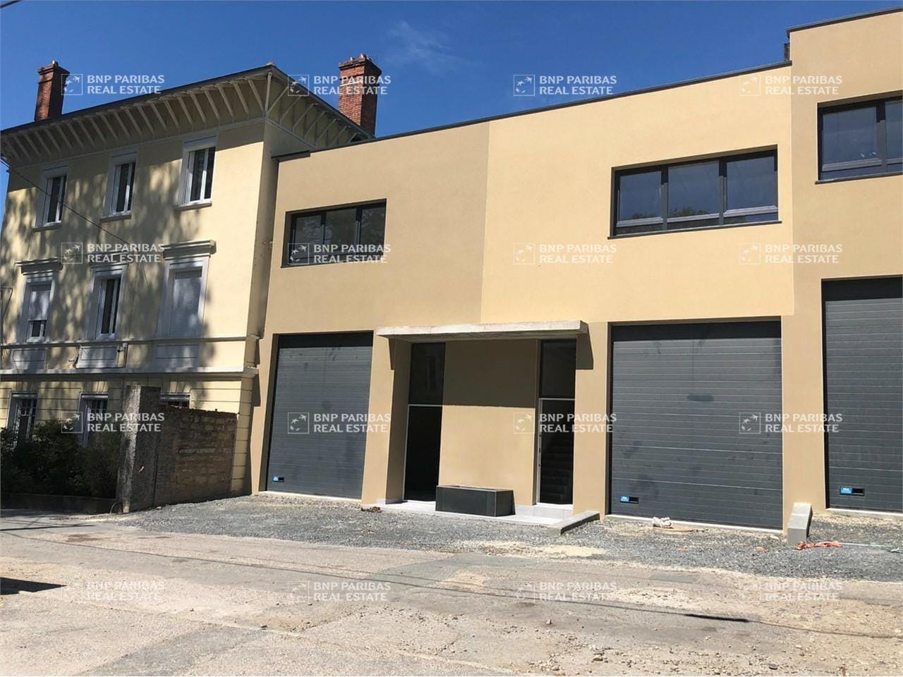 Light Industrial in Neuville-sur-Saône to rent Building Photo- Image 1 of 17