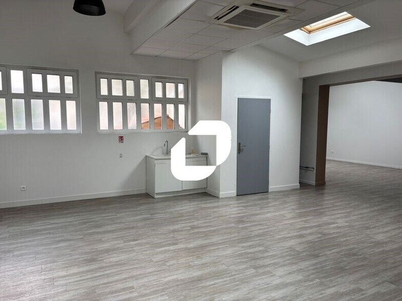Office in Villeurbanne for sale - Interior Photo - Image 3 of 11