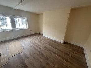 7-9 The Hundred, Romsey to rent Interior Photo- Image 2 of 3