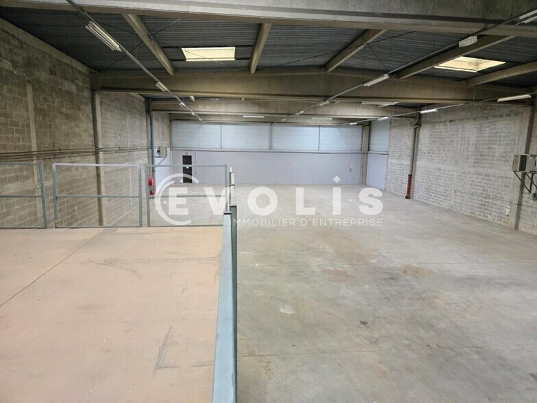 7 Rue Des Marronniers, L'Haÿ-les-Roses to rent - Interior Photo - Image 2 of 10