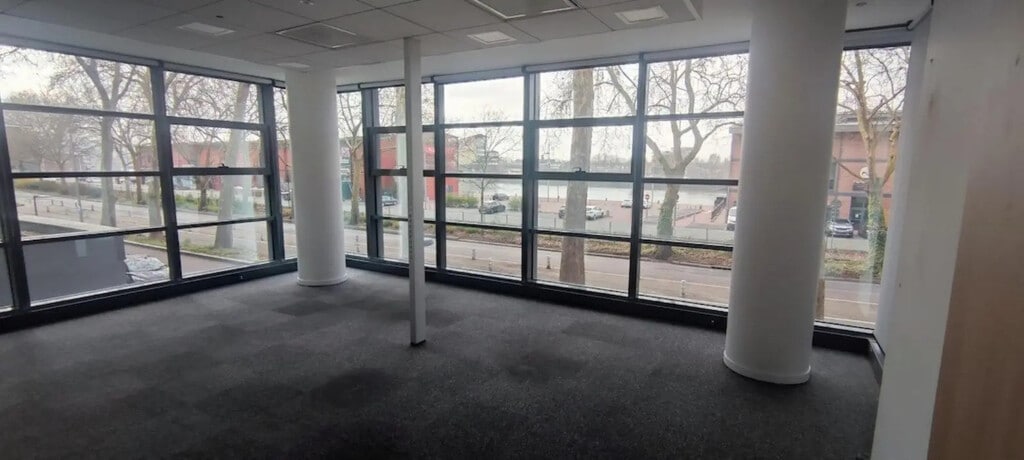 Location Bureaux 491 m² - Photo 1