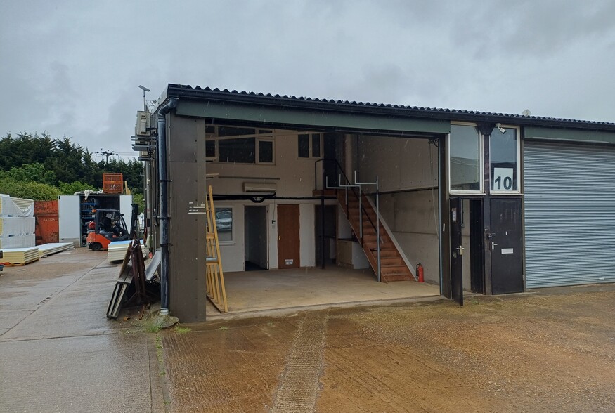 New Rd, Bedford to rent - Building Photo - Image 1 of 1