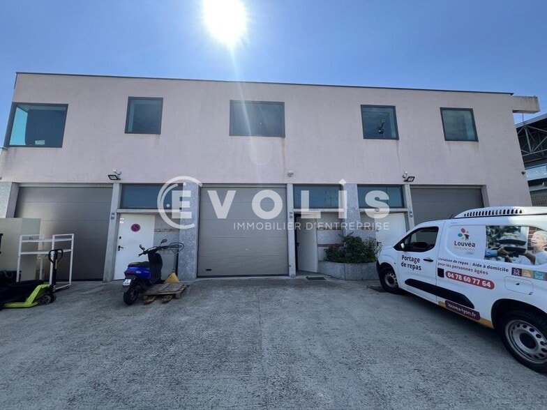 Light Industrial in Vénissieux to rent - Building Photo - Image 1 of 10