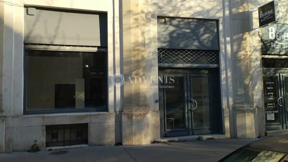 Location Commerce 166 m² à 352 m² - Photo 1