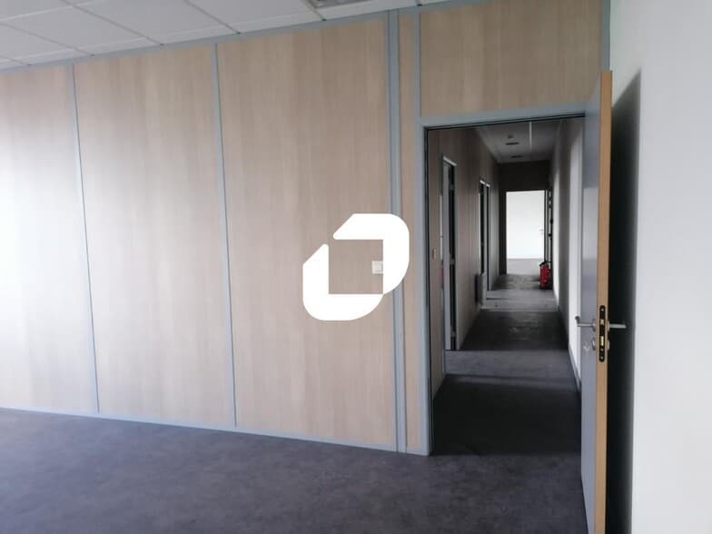 Light Industrial in Corbas to rent - Interior Photo - Image 3 of 10