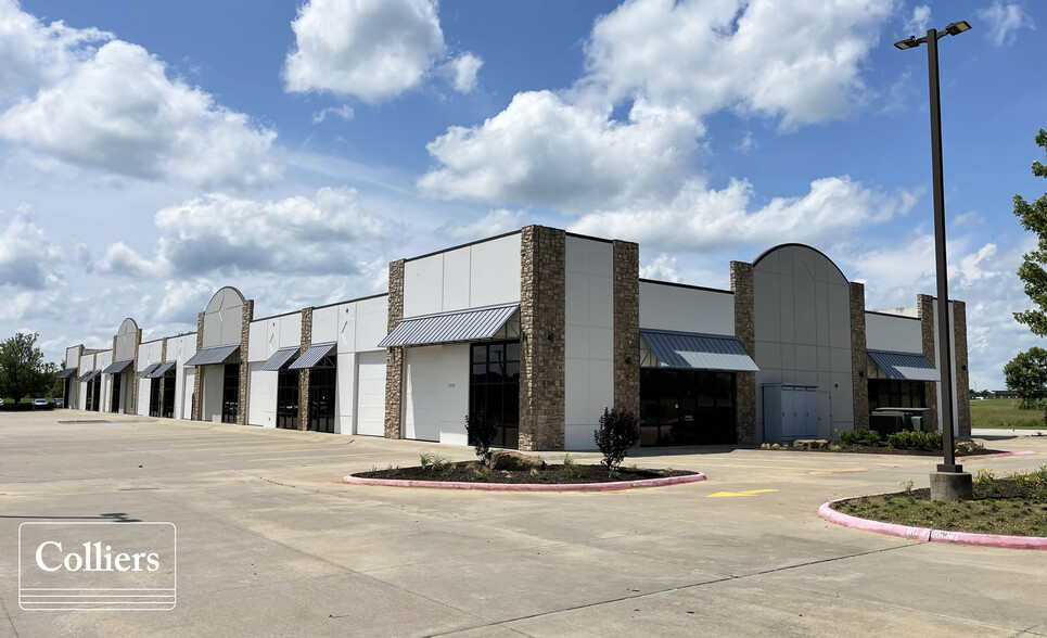 8200 SW Regional Airport Blvd, Bentonville, AR for rent - Building Photo - Image 1 of 8