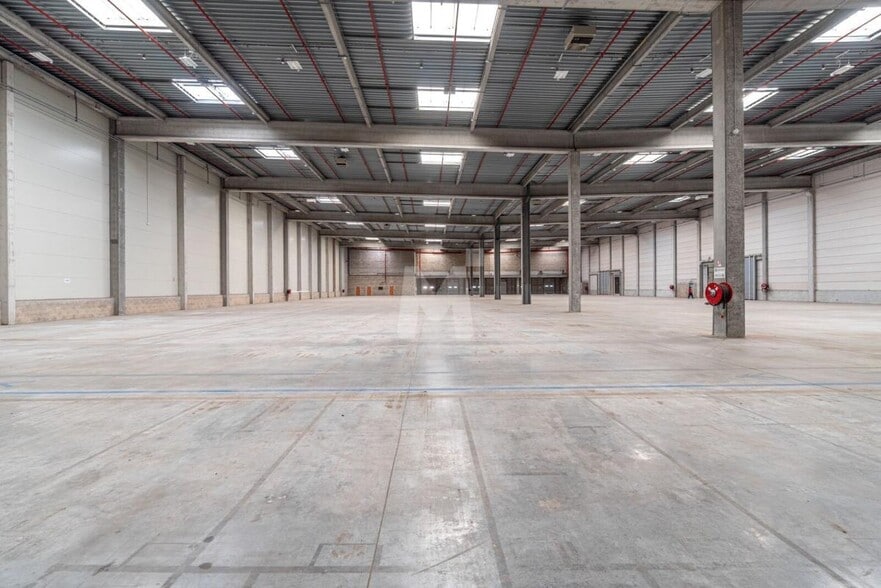 Industrial in Combs-la-Ville to rent - Building Photo - Image 1 of 17