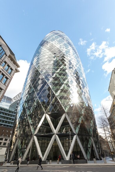 30 St Mary Axe, London to rent - Interior Photo - Image 1 of 10