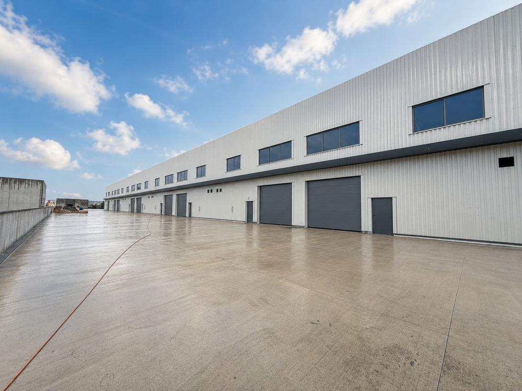 Light Industrial in Vénissieux to rent Building Photo- Image 1 of 14