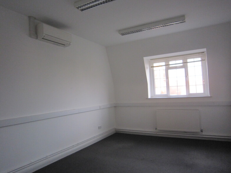 36-38 Church Rd, Burgess Hill for rent - Building Photo - Image 2 of 5