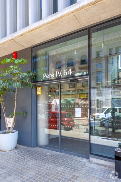 Office in Barcelona, Barcelona to rent - Building Photo - Image 2 of 3