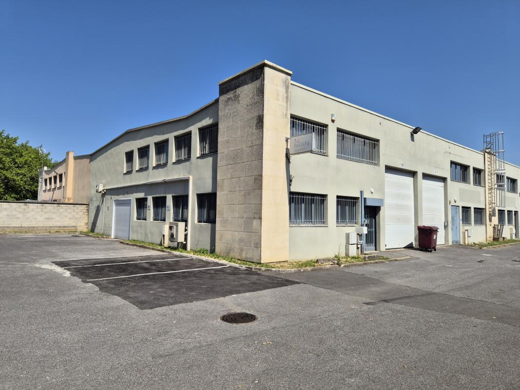 Light Industrial in Émerainville to rent Building Photo- Image 1 of 19