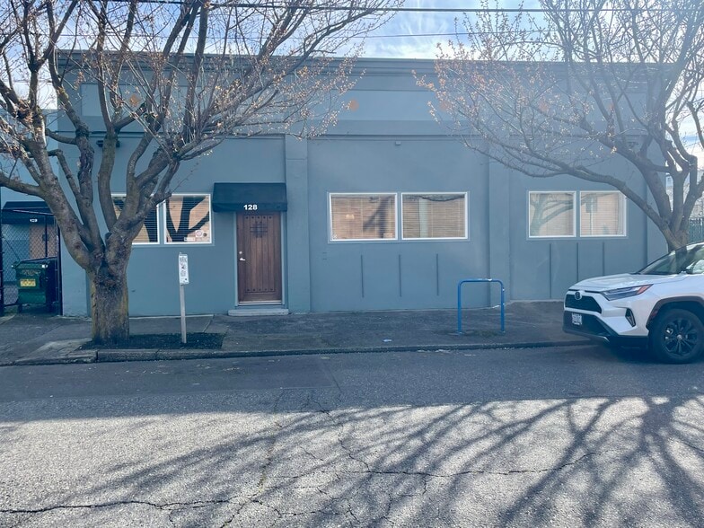 128 NE 7th Ave, Portland, OR to rent - Building Photo - Image 2 of 23
