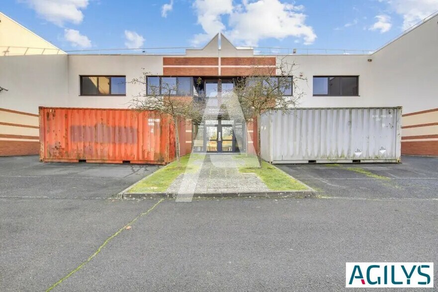 Light Industrial in Champs-sur-Marne to rent - Building Photo - Image 2 of 10