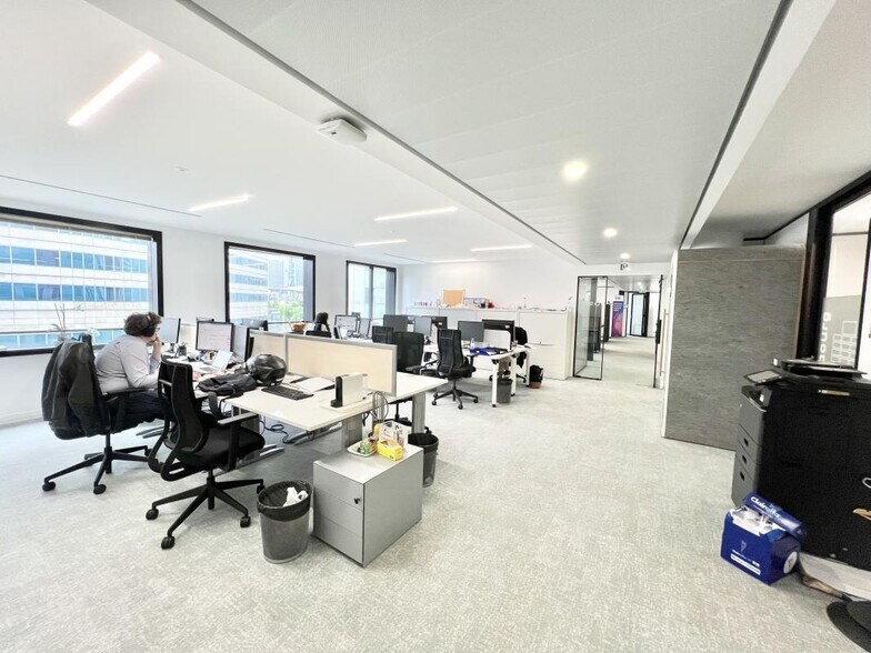 Office in Courbevoie to rent - Building Photo - Image 3 of 8