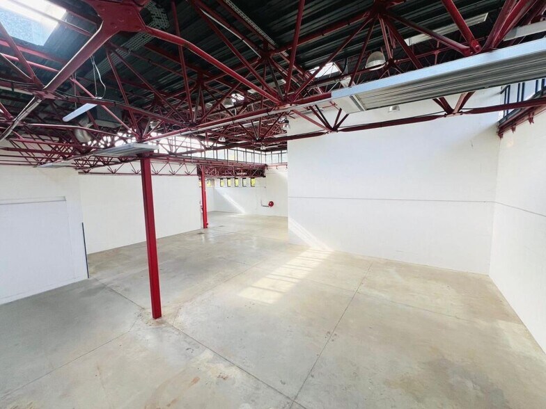 Light Industrial in Montigny-le-Bretonneux to rent - Interior Photo - Image 2 of 20