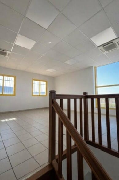 Light Industrial in La Verpillière to rent - Interior Photo - Image 2 of 4