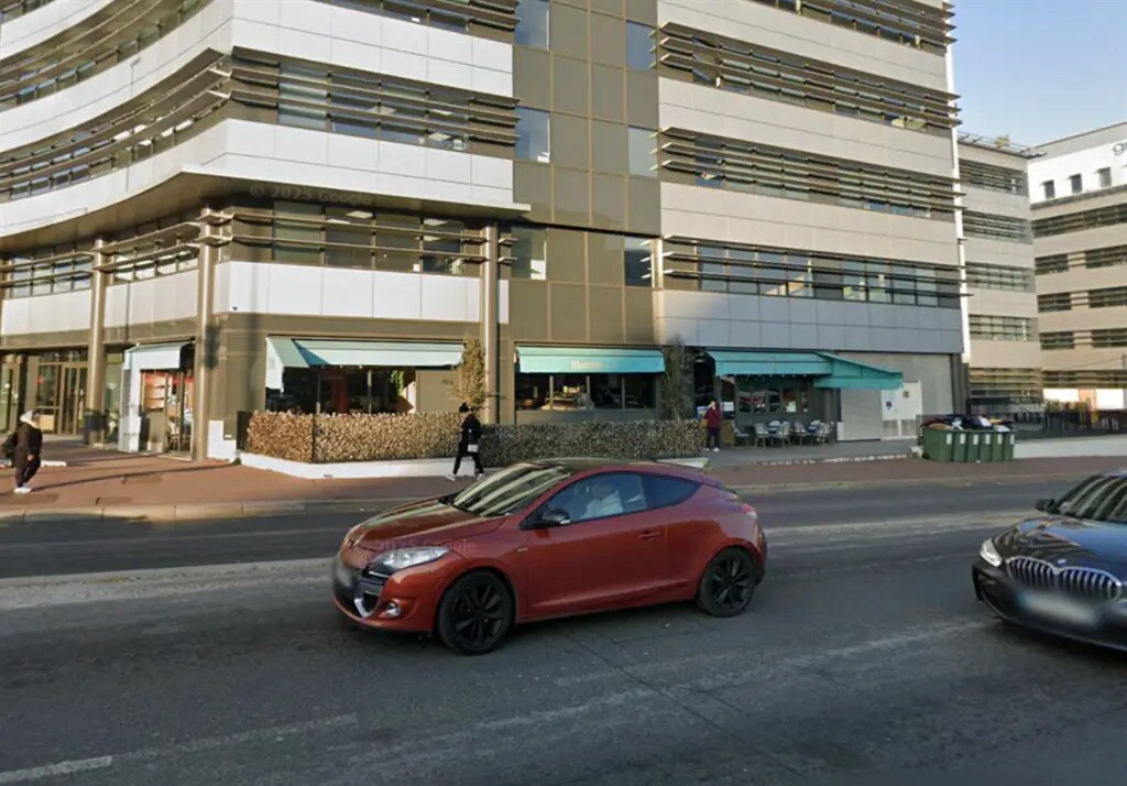 Retail in Antony to rent Building Photo- Image 1 of 3