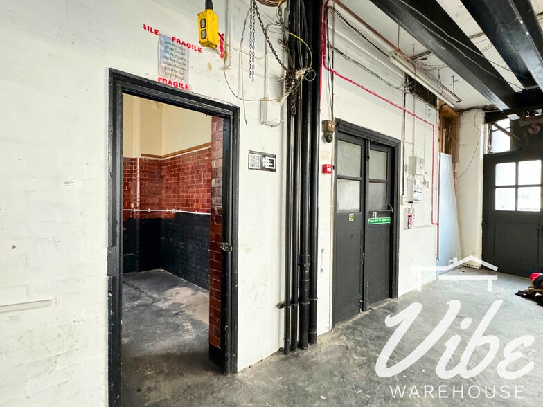 Smeed Rd, London to rent - Building Photo - Image 3 of 7