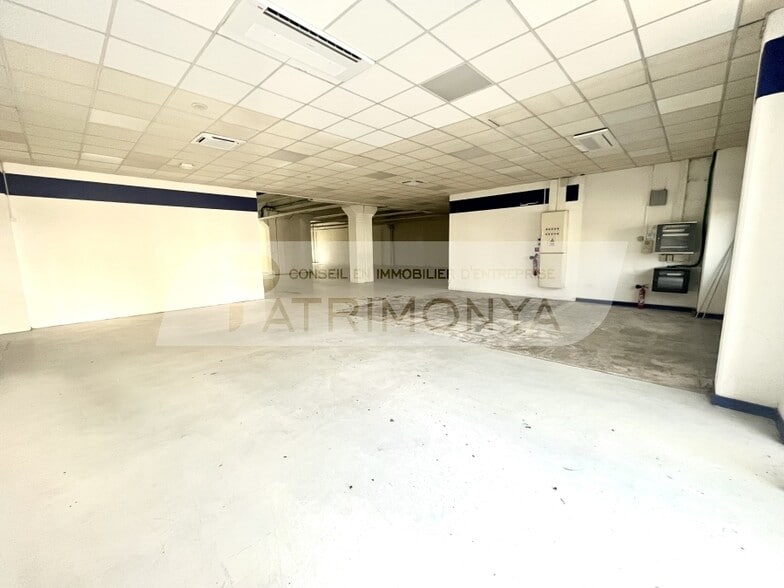 Light Industrial in Marseille to rent - Interior Photo - Image 2 of 7