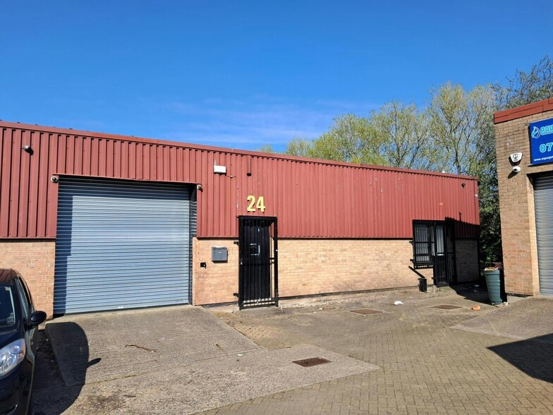 Unit 24, Longshot Industrial Estate, Bracknell to rent - Building Photo - Image 1 of 4