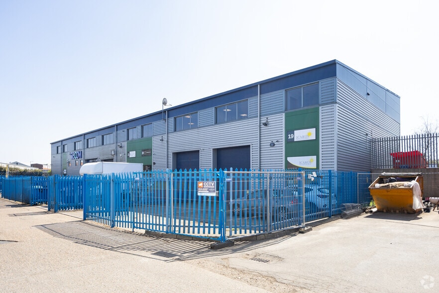 Maidstone Rd, Rochester to rent - Primary Photo - Image 1 of 3