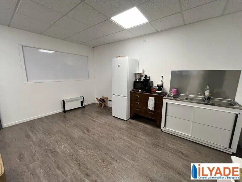 Office in Rousset to rent - Interior Photo - Image 3 of 8