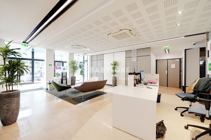 Office in Levallois-Perret to rent Lobby- Image 1 of 10