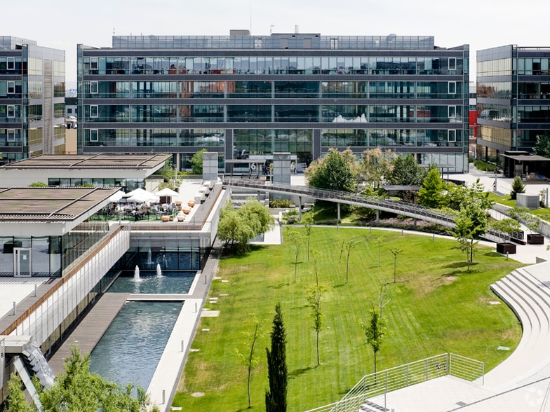 Calle de Campezo, 1, Madrid, Madrid to rent - Building Photo - Image 3 of 14