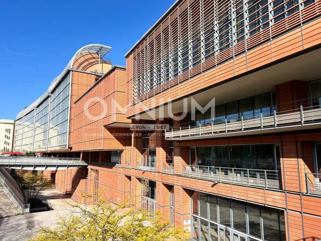 Office in Lyon for sale Primary Photo- Image 1 of 22