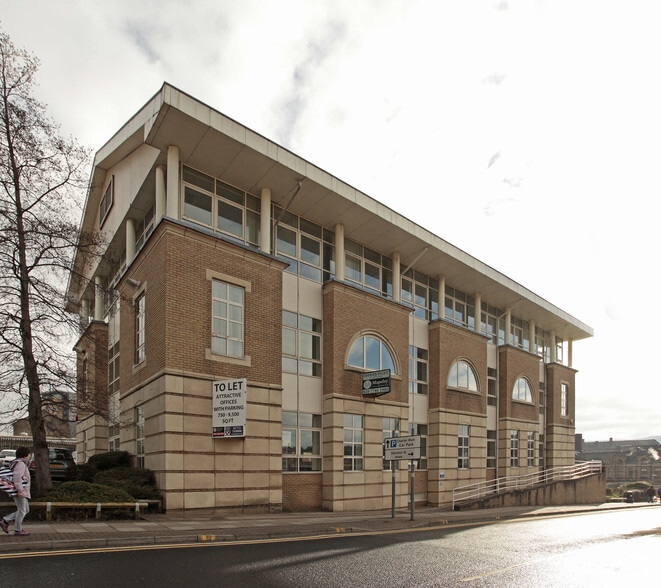 Kingsway, Burnley to rent - Building Photo - Image 2 of 5