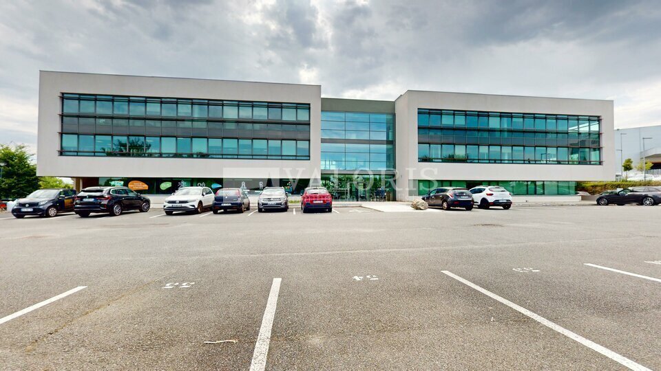 Office in Champagne-au-Mont-d'Or to rent Building Photo- Image 1 of 13