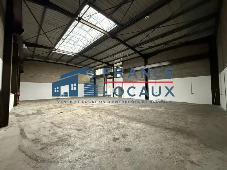 Rue Jacques Robert, Le Thillay to rent - Interior Photo - Image 2 of 3