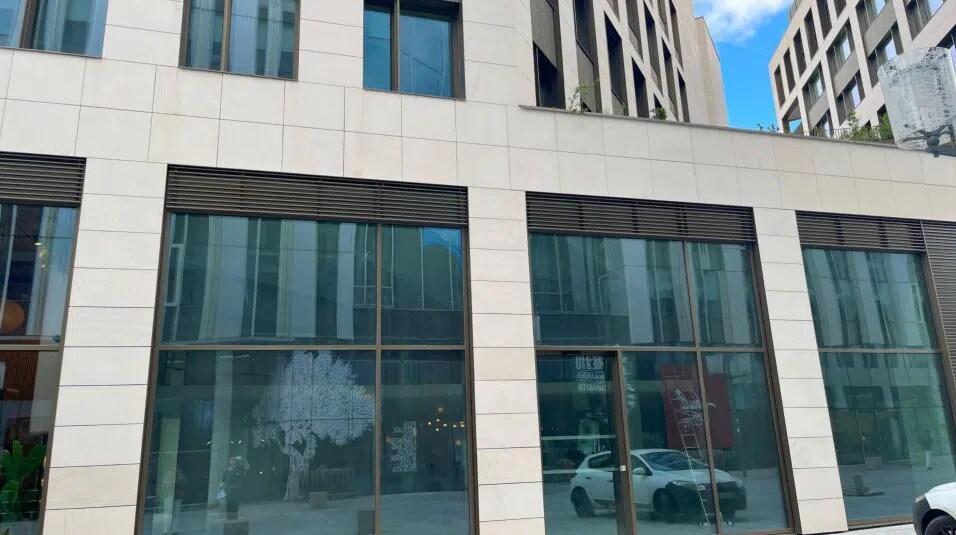 55 Rue De La Soie, Villeurbanne to rent - Building Photo - Image 2 of 6