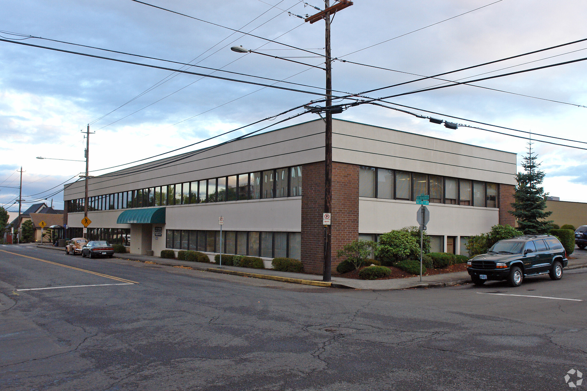 4425 NE Broadway St, Portland, OR for rent Building Photo- Image 1 of 3