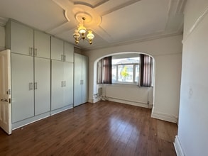 118 Station Rd, London for sale Interior Photo- Image 1 of 2