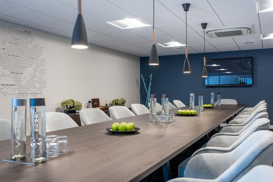 Basing View, Basingstoke to rent - Interior Photo - Image 3 of 9