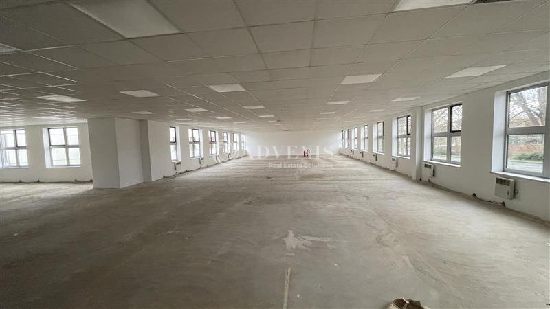 Office in Saint-Thibault-des-Vignes to rent - Interior Photo - Image 2 of 8
