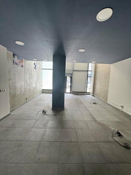 Retail in Marseille to rent - Interior Photo - Image 3 of 4