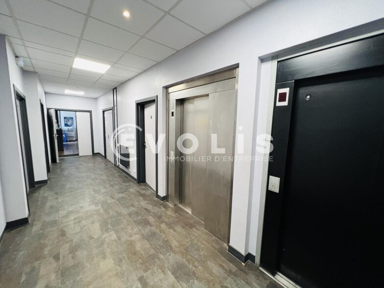 Light Industrial in Montreuil to rent - Interior Photo - Image 2 of 7